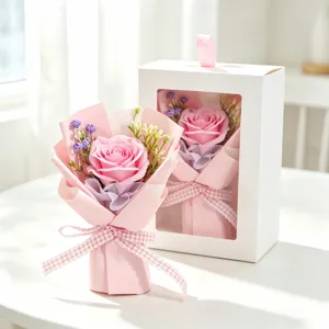 Élégant bouquet de roses de savon rose dans un coffret cadeau blanc avec ruban romantique.