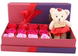 Luxe zeeprozen cadeaupakket in doos met schattige knuffelbeer voor Valentijnsdag en feest.