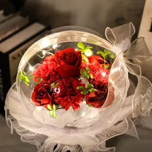 Vue détaillée de roses en savon rouges avec lumières LED dans une boule acrylique