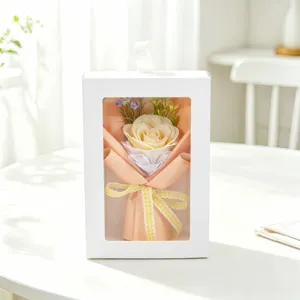 Élégant bouquet de roses en savon dans une boîte cadeau blanche avec fenêtre.