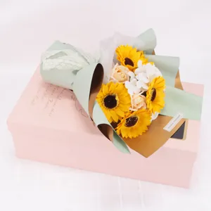 Ramo de girasoles y rosas de jabón en papel verde menta con caja de regalo rosa