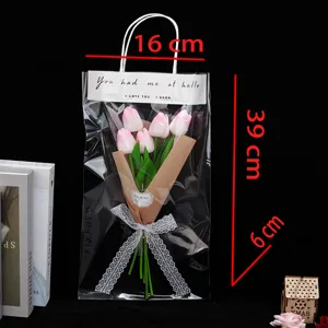 Détail d'un bouquet de tulipes artificielles roses dans un sac cadeau avec dimensions