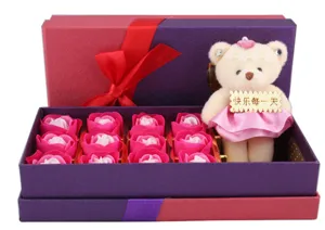 Valentijnsdag zeep rozen geschenkdoos met schattige pluche beer en twaalf bloemen voor cadeau.