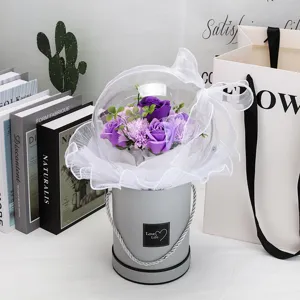 Gros plan d'un bouquet de fleurs de savon dans une boîte cadeau en ballon acrylique