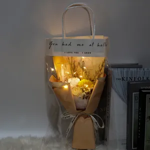 Detalle de ramo de rosas de jabón con luces LED en una bolsa de regalo transparente