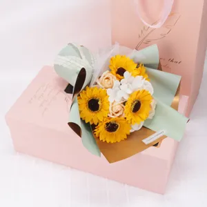 Ramo de flores de jabón de girasol y rosa hecho a mano en una caja de regalo rosa