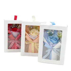 Trois bouquets de roses de savon dans des boîtes cadeaux blanches pour la Saint-Valentin