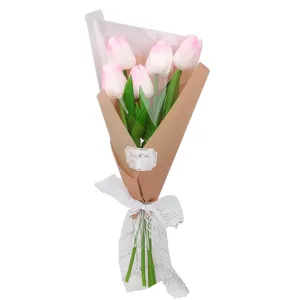 Vue détaillée de 5 tulipes artificielles roses avec un élégant nœud en dentelle blanche