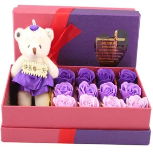 Mooie zeeprose giftbox met schattige pluche beer, perfect cadeautje voor Valentijnsdag.