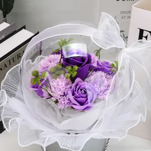Détail d'un bouquet de roses et d'œillets en savon violet dans une boule en acrylique.