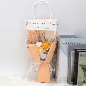 Detalle de un ramo de flores de jabón en bolsa de regalo con rosa y clavel para regalo.