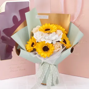 Ramo de flores de jabón con girasoles y rosas en elegante empaque para regalo