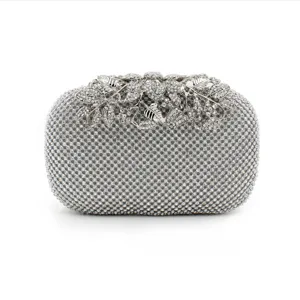 Pochette de soirée argentée élégante avec strass scintillants en forme de fleurs