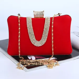 Borsa da sera pochette in velluto rosso con manico di strass e catena dorata da donna.