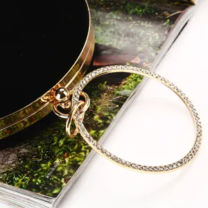 Elegante Abendtasche aus schwarzem Samt mit luxuriösem Strass-Ringgriff für festliche Anlässe