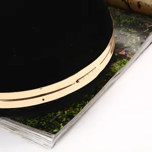 Elegante Abendhandtasche aus schwarzem Samt mit poliertem goldfarbenem Metallscharnier.