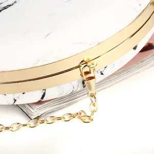 Elegante borsa da sera rotonda con motivo marmo bianco e tracolla a catena dorata