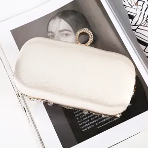 Pochette de soirée élégante en satin champagne avec fermoir anneau luxueux en strass