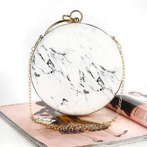 Elegante borsa da sera rotonda con motivo marmoreo, manico dorato e tracolla a catena