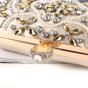 Pochette de soirée champagne faite main avec broderie de perles et fermoir anneau strass