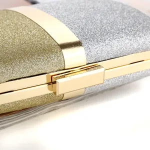 Gros plan d'une pochette de soirée minimaliste pailletée or et argent à fermoir métal