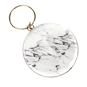 Elegante borsa da sera circolare con motivo marmoreo e manico ad anello dorato per donna
