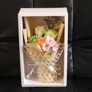 Detailansicht eines Seifenblumenstraußes mit Rosen und Nelken in einer weißen Geschenkbox