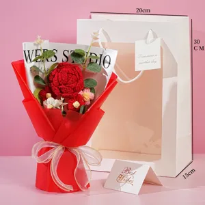 Handgemaakte gehaakte rozen bloemenboeket cadeauset met papieren zak en wenskaart