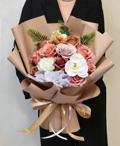 Vista detallada de un elegante ramo de flores de jabón con rosas y hermosos claveles