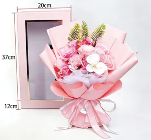 Primer plano de un ramo de flores de jabón rosa con caja de regalo de 37x20x12cm
