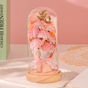 Verduurzaamd boeket roze anjers in een LED glazen koepel als een romantisch cadeau