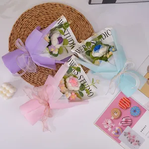 Handgemaakte gehaakte bloemenboeket als cadeau, mooie gebreide bloemdecoratie voor in huis.