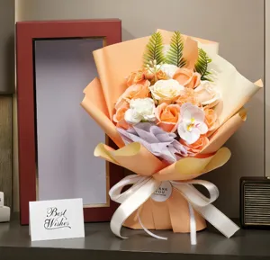Ramo de flores de jabón con rosas y claveles en envoltorio de regalo color melocotón