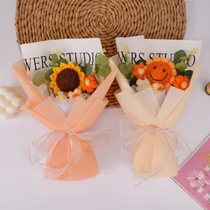 Handgemaakte gehaakte zonnebloem en smiley bloemenboeketten, perfect cadeau voor Valentijnsdag.