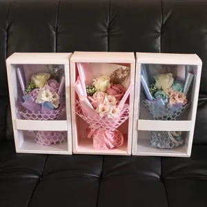 Detailansicht von drei Seifenblumen-Geschenkschachteln in Lila, Rosa und Blau