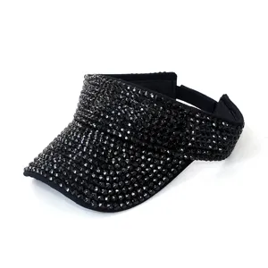Elegante visiera da donna con strass neri per la protezione solare estiva all'aperto