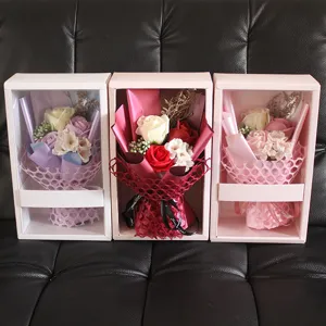Drei Sets künstlicher Rosenseifen-Blumensträuße in eleganten transparenten Geschenkboxen