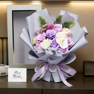 Primer plano de un elegante ramo de flores de jabón púrpura con rosas y claveles