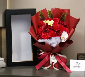 Primer plano de un elegante ramo de rosas de jabón rojas con lazo de regalo