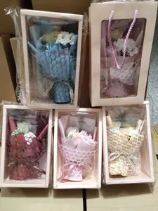 Sortierte Seifenblumensträuße in rosa Geschenkboxen mit zarten Just for you Schleifen.