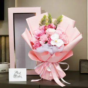 Detalle de ramo de flores de jabón con rosas rosa y claveles en caja de regalo