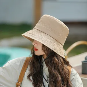 Lässiger einfarbiger Bucket Hat im Detail, minimalistisches Design, idealer Sonnenschutz.