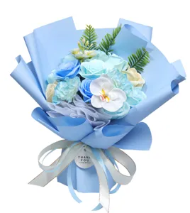Elegante detalle de un gran ramo de flores de jabón azules y blancas con etiqueta 'THANK YOU'