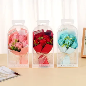 Dettaglio di bouquet di rose di sapone in scatole regalo rosa, rosse e blu.
