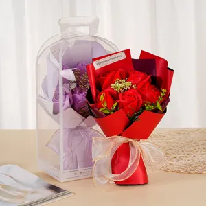 Primo piano di un bouquet di rose di sapone rosse simulate in una lussuosa confezione regalo