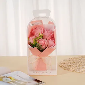 Vista dettagliata del bouquet di rose di sapone rosa in una confezione regalo trasparente.