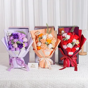 Κουτί δώρου μπουκέτο λουλουδιών σαπουνιού με χαριτωμένο αρκουδάκι και 18 τριαντάφυλλα.