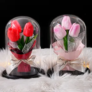 Exquisita pareja de lámparas de tulipanes artificiales rojos y rosas en cúpula de cristal