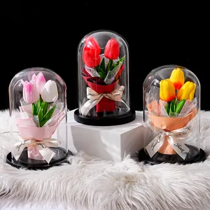 Primer plano de lámparas de tulipanes artificiales en elegantes cúpulas de cristal
