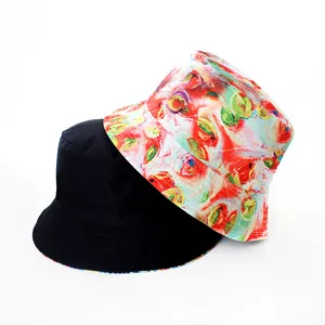 Vue détaillée du chapeau réversible montrant les côtés noir et imprimé coloré.